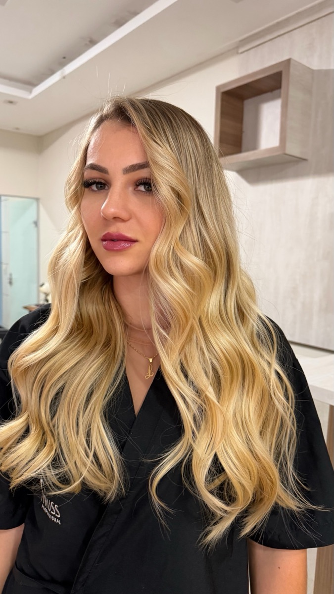 Morena iluminada com mechas douradas